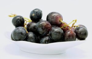 bowl of red grapes