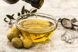 olive oil in glass bowl