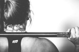 woman doing shoulder press