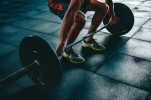 man lifting barbell