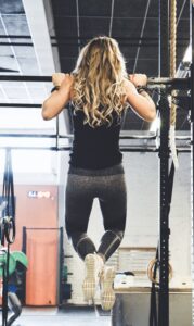 woman doing bar lifts