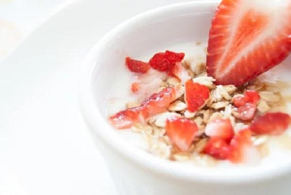 strawberry overnight oats