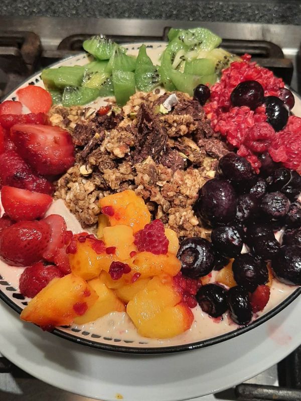 smoothie bowl with granola